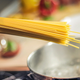 Imagen para el artículo titulado El truco para preparar pasta sin que el agua hirviendo se salga de la olla lo tienes en la cocina
